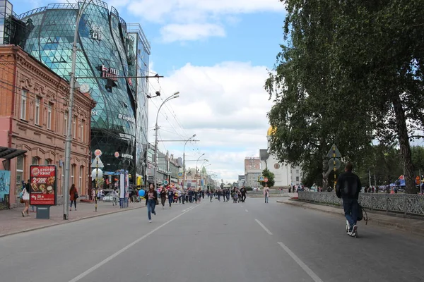 Rusia Novosibirsk 2019 Gente Feliz Con Niños Peatones Caminando Por —  Fotos de Stock