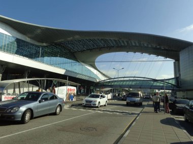 Rusya, Moskova, Sheremetyevo 12.09.2016: Domodedovo havaalanı durak taksi durağı yolcuları için modern bina
