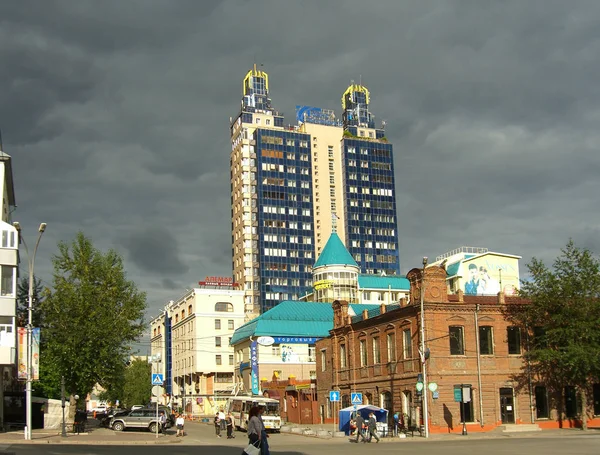 Nowosibirsk Russland 2011 Stadtstraße Mit Hohen Modernen Gebäuden Und Dem — Stockfoto