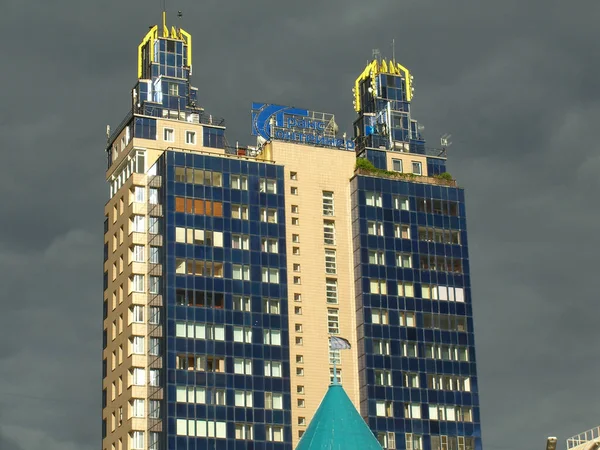 Rusya, Novosibirsk 26.06.2011: İş merkezinin çatısında kulesi olan modern yüksek binalar