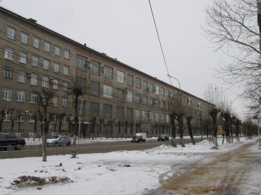 Rusya, Ryazan 23.02.2017: Kirli bir şehir arabasında sonbaharda donuk bir yol depresyona girer