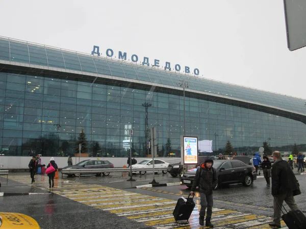 Rusya Moskova 2017 Domodedovo Havaalanı Yolcuları Sonbahar Yağmurlu Havalarda Uçuş — Stok fotoğraf