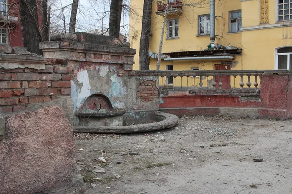 Dekoratif elementin mimari dekorasyonunu yok etti. Çeşme eski bina penceresi.