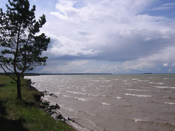 Hav Ett Åskväder Vatten Mot Himlen Från Floden Bank Sommaren — Stockfoto