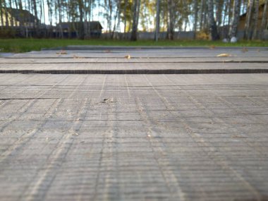 Tahta desenli doğal tahta yüzeyi yaz aylarında çimlerin üzerinde