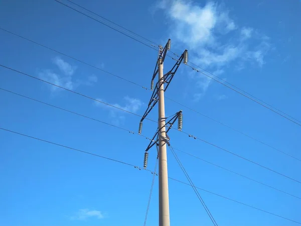 Yüksek Voltajlı Kablolu Kule Direği Gökyüzü Elektriğine Karşı Iletim — Stok fotoğraf