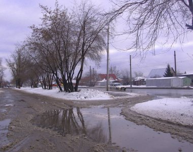 İlkbaharda şehrin sokaklarında çamurlu yol eridi.