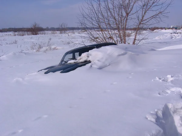 Porzucony Samochód Jest Pokryty Śniegiem Zaspie Śnieżnej Zimą — Zdjęcie stockowe