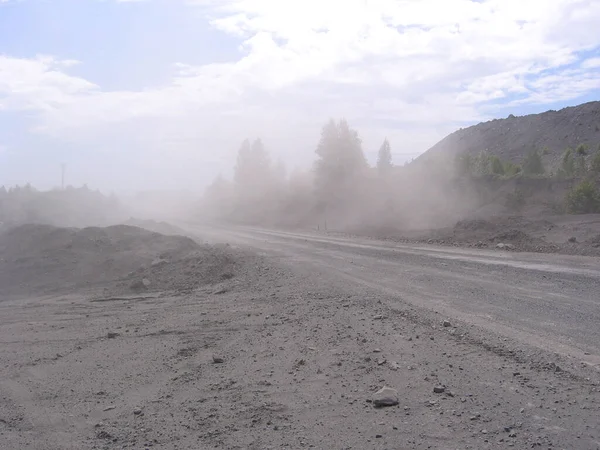 煙砂産業用採石場の埃っぽい未舗装道路 — ストック写真