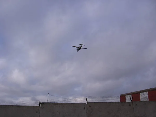 Pequeno Avião Parafuso Entra Para Pousar Aeródromo Uma Tempestade — Fotografia de Stock