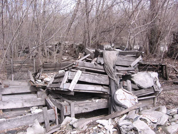 Vecchie Scatole Legno Sporche Rotte Nella Spazzatura Inquinano Discarica — Foto Stock