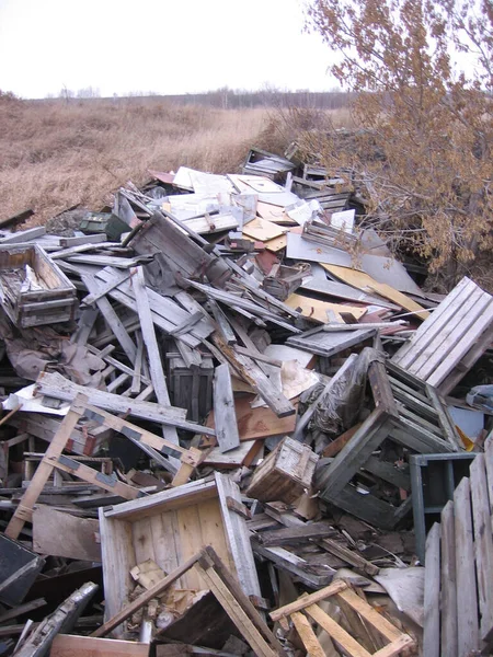 Παλιά Βρώμικα Σπασμένα Ξύλινα Κουτιά Στα Σκουπίδια Ρυπαίνουν Την Χωματερή — Φωτογραφία Αρχείου