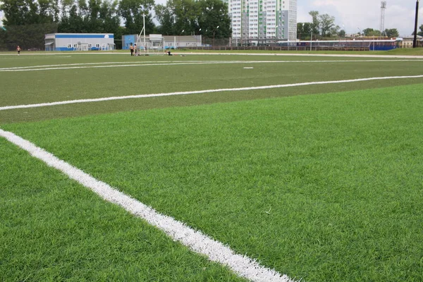 足球场上人造运动表面绿草的模仿 — 图库照片
