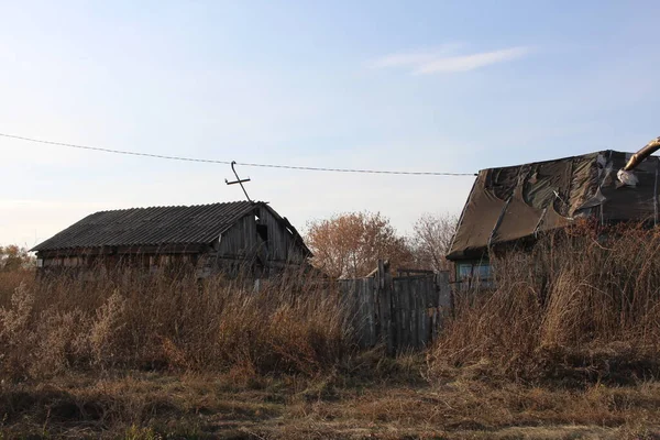 Starý Zničený Dřevěný Dům Opuštěné Vesnici Zarostlý Suchou Trávou Podzim — Stock fotografie