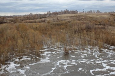 Arazi sular altında kaldı. Nehir taştı.