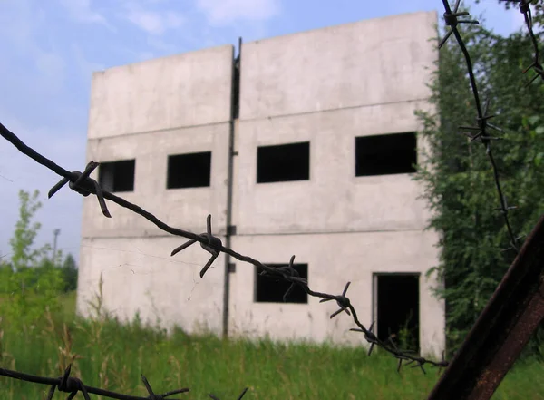 Ogrodzenie Metalowego Drutu Kolczastego Zabrania Wstępu Zakazane Terytorium Opuszczonego Budynku — Zdjęcie stockowe