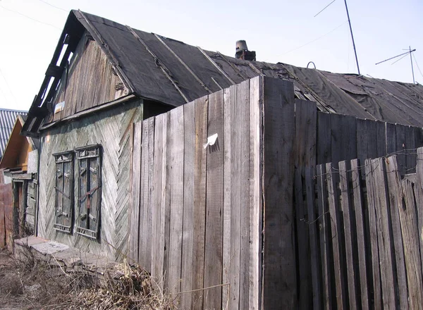 Ein Altes Verlassenes Holzhaus Mit Geschlossenen Fenstern — Stockfoto