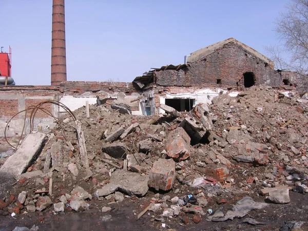 Κατεστραμμένο Κτίριο Τούβλο Στα Συντρίμμια Ένα Σωλήνα Από Την Έκρηξη — Φωτογραφία Αρχείου