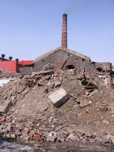廃墟のがれきの中にある壊れたレンガ造りの建物爆発によるパイプ放棄された家 — ストック写真