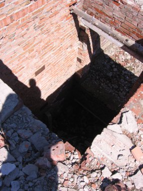 Tehlikeli bir şekilde kuyudaki lağım çukurunda yok edildi.