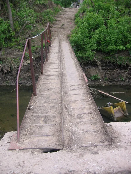 Ένα Παλιό Αυτοσχέδιο Σπασμένο Γέφυρα Κατά Μήκος Του Ποταμού Είναι — Φωτογραφία Αρχείου