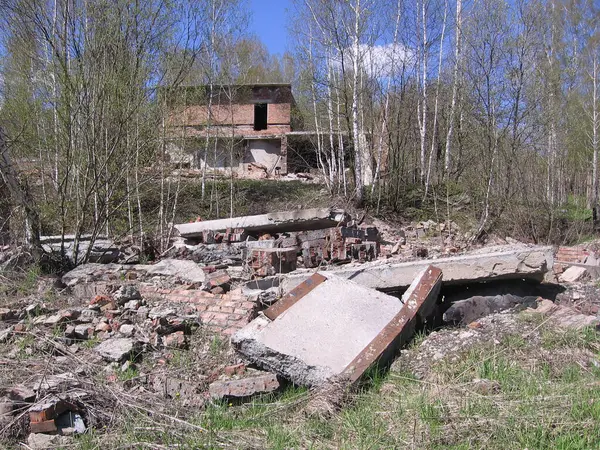 Förstörd Tegelbyggnad Spillror Spillror Ruiner Med Ett Rör Från Explosionen — Stockfoto