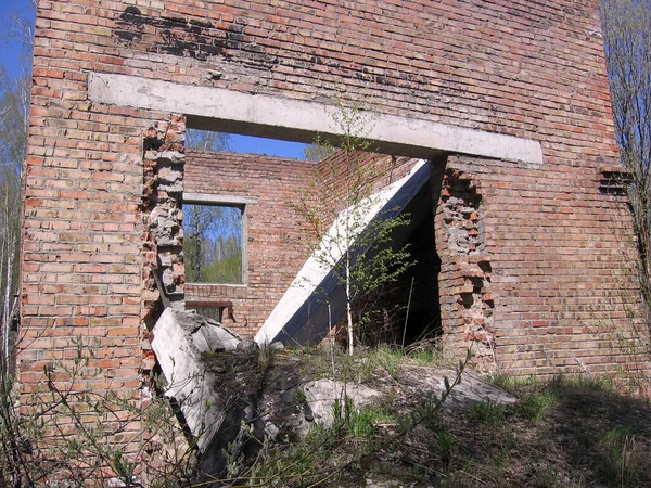 Edificio Ladrillo Ruinas Los Escombros Ruinas Con Una Tubería Explosión —  Fotos de Stock