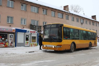 Rusya, Novosibirsk 09.03.2020: Şoförlü bir yolcu otobüsü kış mevsiminde kentte durur.