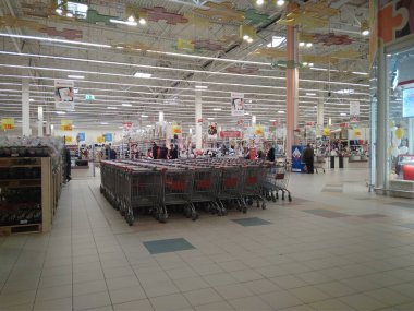 Rusya, Novosibirsk 27.03.2020: Coronavirüs enfeksiyonu salgınında yiyecek arabaları olan insanlar