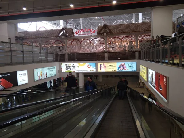 Rusia Novosibirsk 2020 Personas Con Máscaras Protectoras Centro Comercial Vacío —  Fotos de Stock