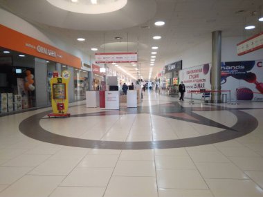Rusya, Novosibirsk, 01.03.2020: maskeli, koronavirüs salgını olan kapalı bir alışveriş merkezinde alışveriş yapanlar