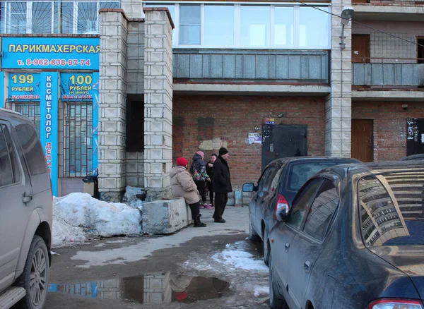 Россия Новосибирск Несколько Пенсионеров Сидят Дворе Разговаривают Улице — стоковое фото
