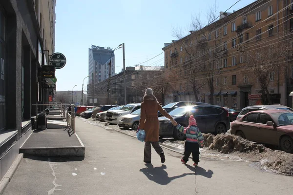 Россия Новосибирск Весной Женщина Ребенком Матерью Отправляется Прогулку Улице Города — стоковое фото