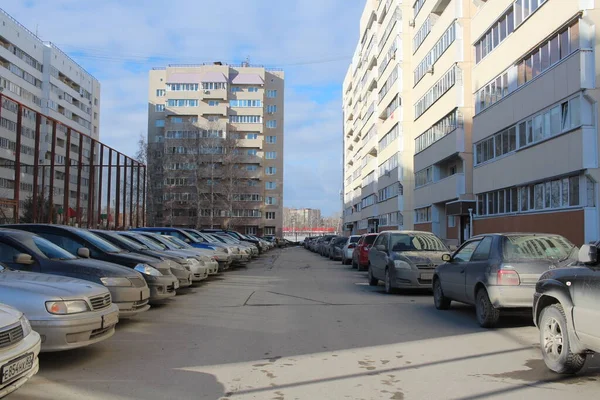 Russland Nowosibirsk Straßenverkehr Mit Geparkten Autos Der Stadt — Stockfoto