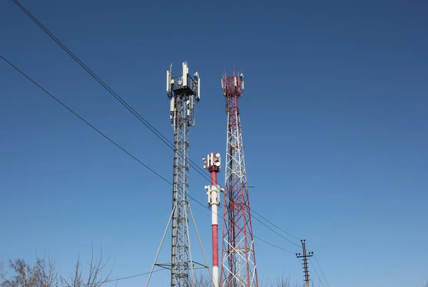 高塔无线电蜂窝通信天线 用于电缆信号传输 — 图库照片