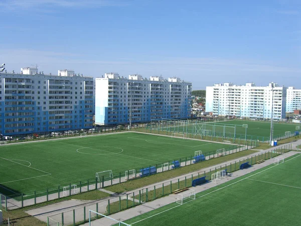 俄罗斯 Novosibirsk 2005 在新建筑区的高层多层建筑院落进行训练的体育场 — 图库照片