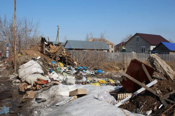 Ρωσία Novosibirsk 2020 Χωματερή Σκουπιδιών Στο Δρόμο Στα Ανθυγιεινά Οικιακά — Φωτογραφία Αρχείου