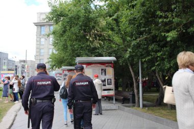 Rusya, Novosibirsk 30.06.2019: polis nüfus içinde salgın nedeniyle suç şehrinde sokaklarda devriye geziyor