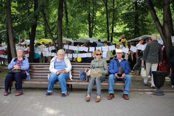 ロシア ノヴォシビルスク30 2019 高齢者や女性は公園でリラックス市内の夏にベンチに座って — ストック写真