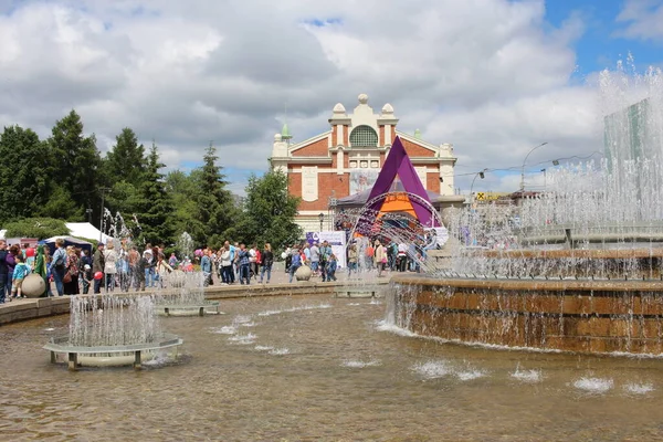 Rusia Novosibirsk 2019 Gente Divertida Ciudad Relajarse Las Fuentes Ciudad — Foto de Stock
