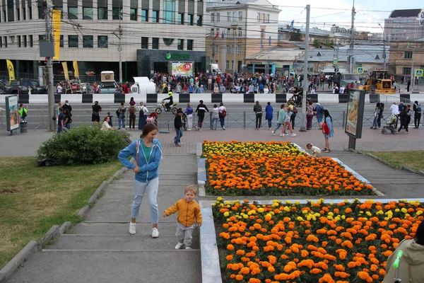 Russland Nowosibirsk 2019 Eine Menge Glücklicher Menschen Männer Und Frauen — Stockfoto