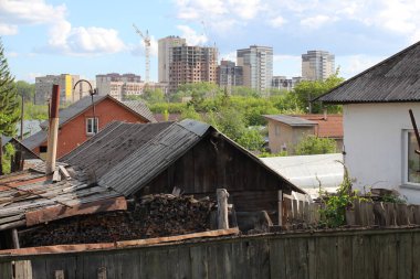 Rusya, Novosibirsk 27.05.2015: Yazın modern şehrin yakınlarındaki köyden çitleri olan eski ahşap evler