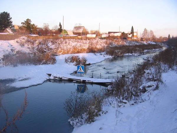 Bord Voetgangersoversteek Een Geïmproviseerde Brug Rivier Het Dorp Winter — Stockfoto