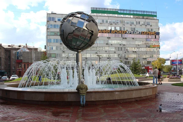 Rusya, Novosibirsk 16.09.2017: Sokaktaki çeşme insanların geçişine bakıyor