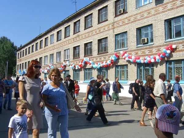 Russland Nowosibirsk 2005 Eine Große Menschenmenge Frauen Und Kinder Touristen — Stockfoto