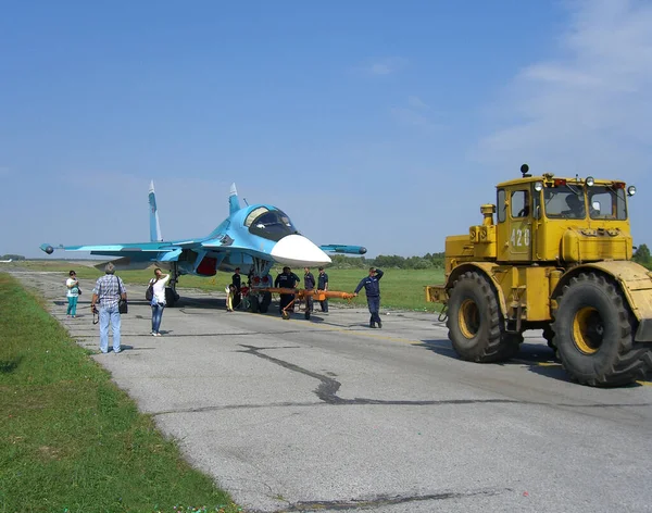 Rússia Novosibirsk 2005 Aeronave Combate Moderna Lutador Reboque Demonstração Aeroporto — Fotografia de Stock