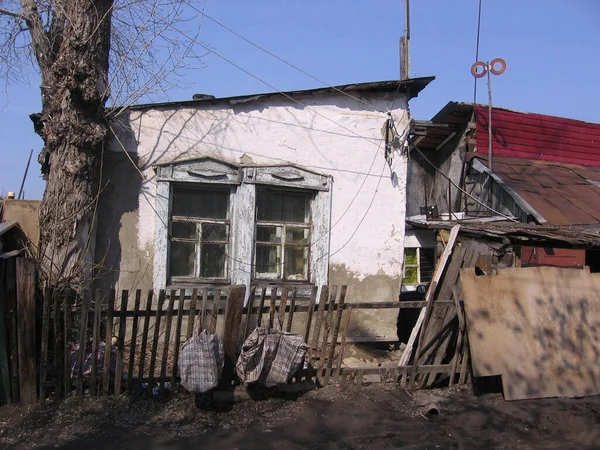 Заброшенный Старый Дом Разрушен Деревне Грязный Двор Забором Нежилые Помещения — стоковое фото