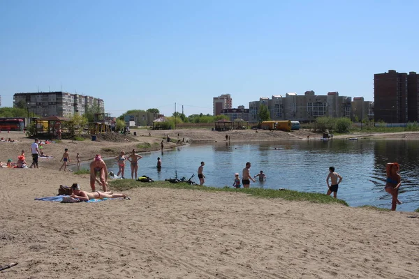 Rusya Novosibirsk 2020 Insanlar Yaz Aylarında Nehir Kıyısında Güneşlenerek Yüzerler — Stok fotoğraf