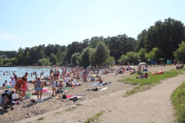 Rusya, Novosibirsk 07.08.2019: Yazın plajda güneşlenen turistlerden oluşan bir kalabalık