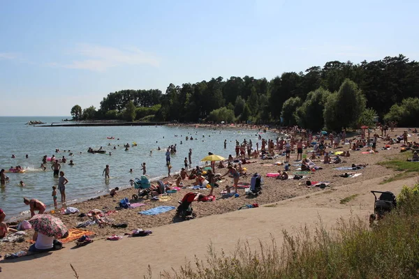 Russland Nowosibirsk 2019 Menschenmassen Entspannen Sich Sommer Strand Touristen Sonnen — Stockfoto